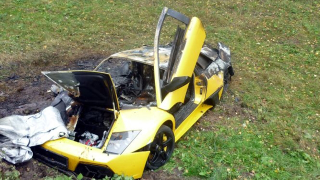 Illustration for article titled Amazing pictures of a wrecked and burnt Russian Lamborghini